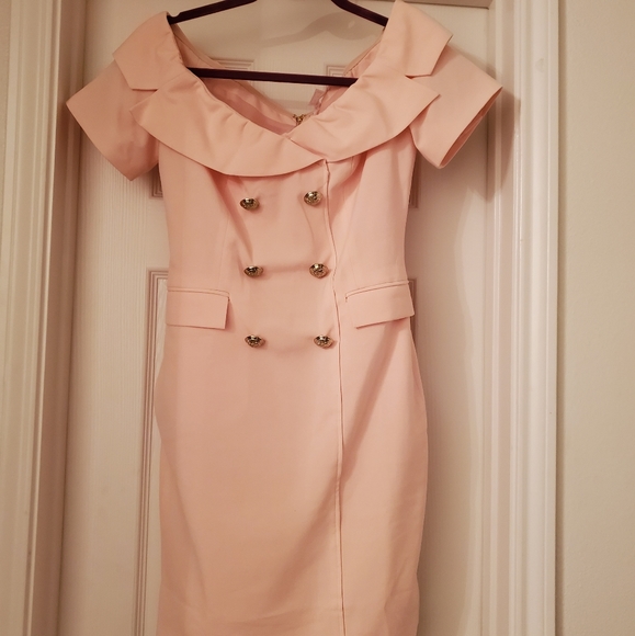 VENUS Dresses & Skirts - Sale! VENUS SIZE 4 DRESS